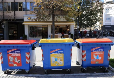 Χρωματιστοί κάδοι ανακύκλωσης