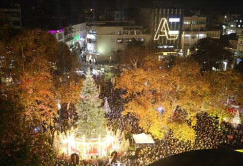 Στιγμιότυπο από την Κεντρική Πλατεία και τις Χριστουγεννιάτικες εορταστικές εκδηλώσεις 2024