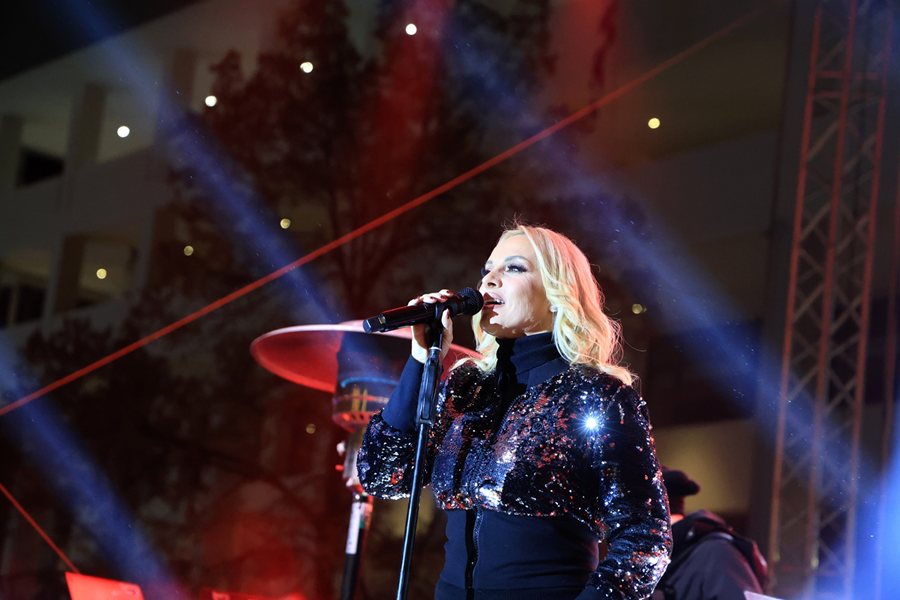 Φωτογραφίες από το άναμμα του χριστουγεννιάτικου δέντρου και τη συναυλία της Πέγκυ Ζήνα