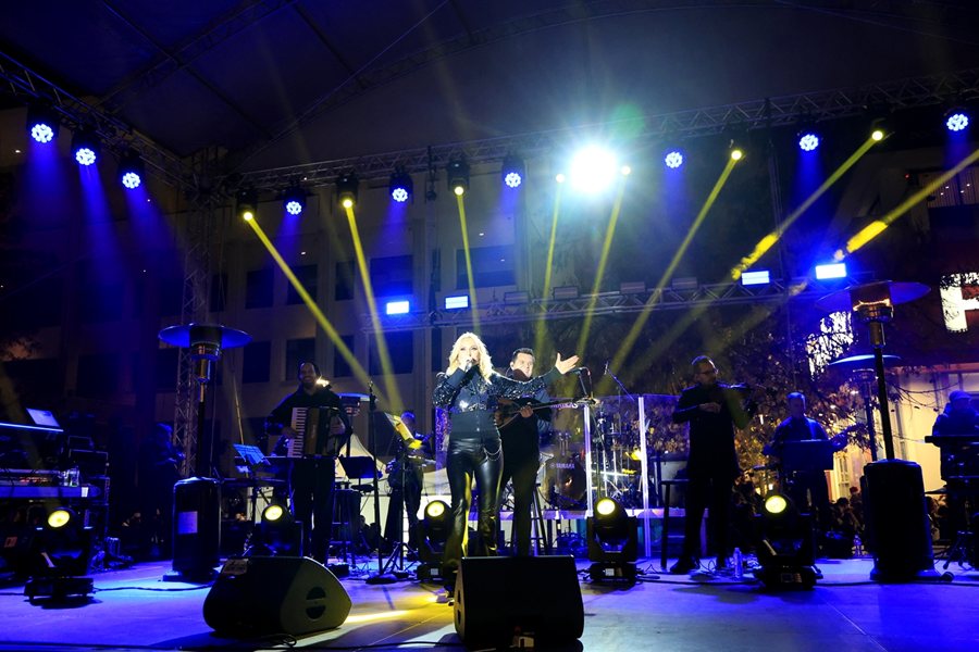 Φωτογραφίες από το άναμμα του χριστουγεννιάτικου δέντρου και τη συναυλία της Πέγκυ Ζήνα