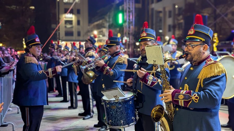 Φωτογραφίες από το άναμμα του χριστουγεννιάτικου δέντρου και τη συναυλία της Πέγκυ Ζήνα