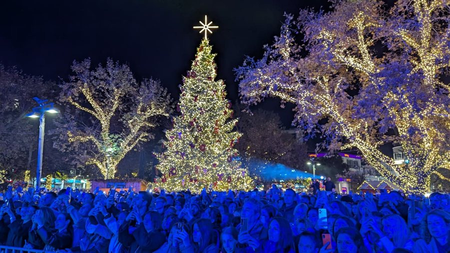 Φωτογραφίες από το άναμμα του χριστουγεννιάτικου δέντρου και τη συναυλία της Πέγκυ Ζήνα
