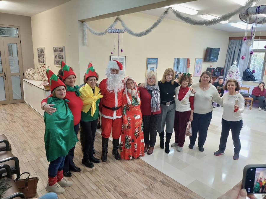 Στιγμιότυπο από την επίσκεψη μελών του τμήματος ΚΑΠΗ στον ΑΡΙΣΤΕΑ