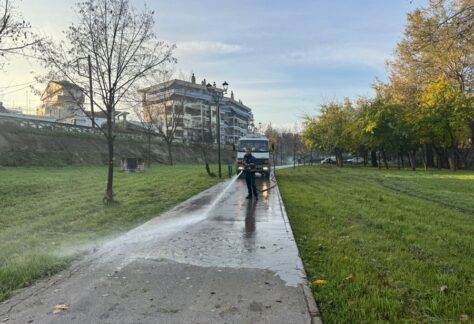 Στιγμιότυπο από την επιχείρηση καθαρισμού των διαδρομών στην εσωτερική κοίτη