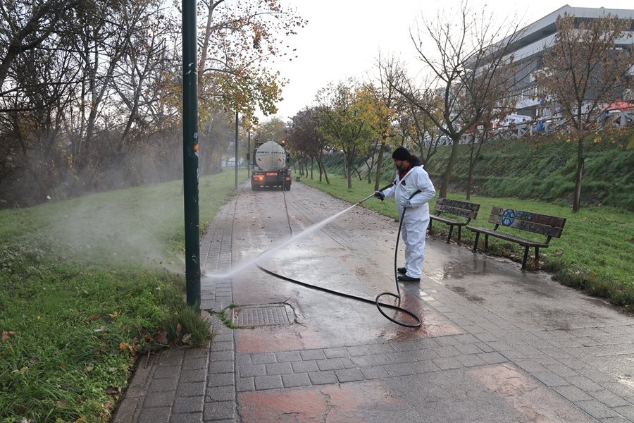 Στιγμιότυπο από την επιχείρηση καθαρισμού των διαδρομών στην εσωτερική κοίτη