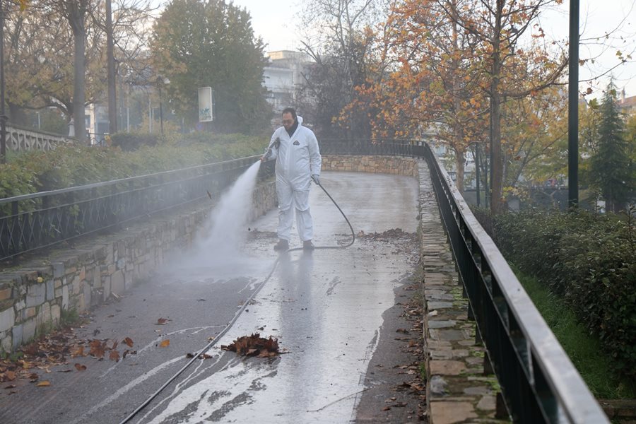 Στιγμιότυπο από την επιχείρηση καθαρισμού των διαδρομών στην εσωτερική κοίτη