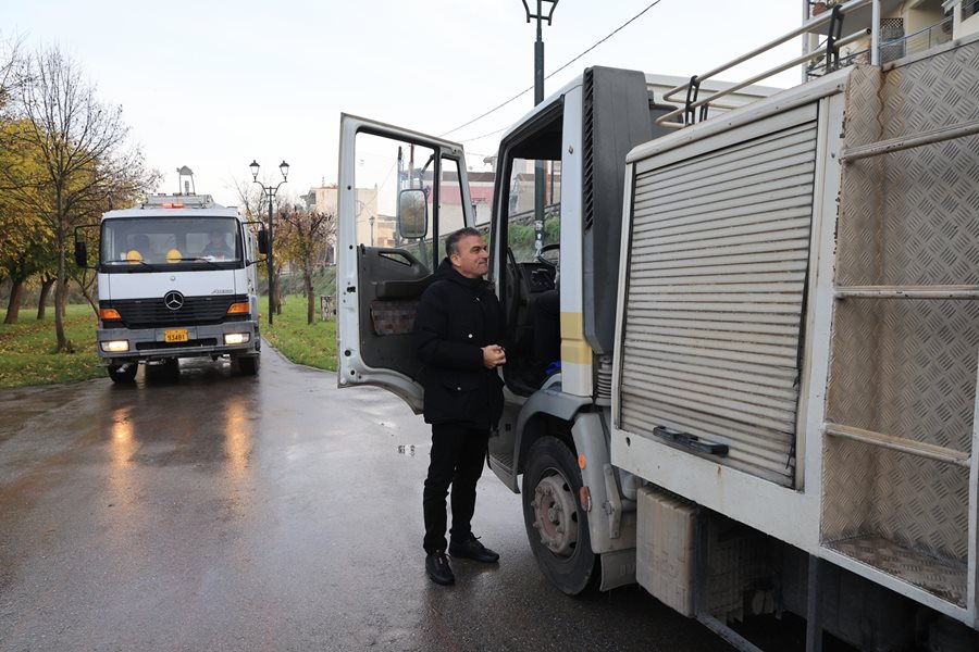 Στιγμιότυπο από την επιχείρηση καθαρισμού των διαδρομών στην εσωτερική κοίτη