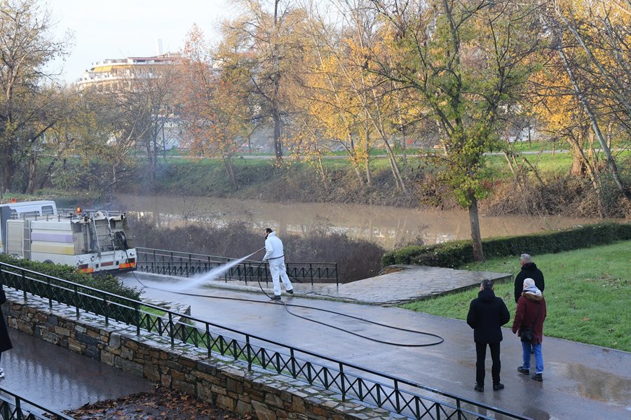 Στιγμιότυπο από την επιχείρηση καθαρισμού των διαδρομών στην εσωτερική κοίτη