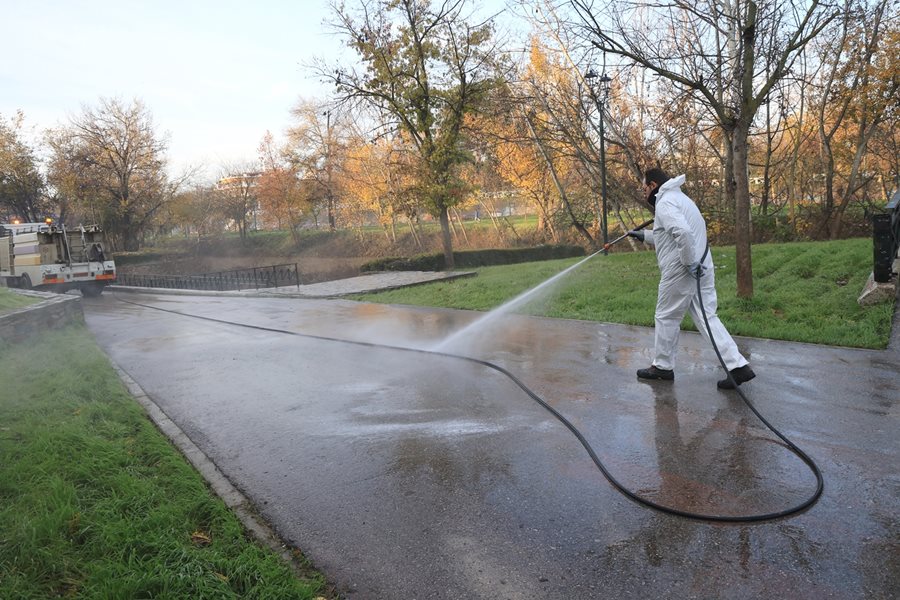 Στιγμιότυπο από την επιχείρηση καθαρισμού των διαδρομών στην εσωτερική κοίτη