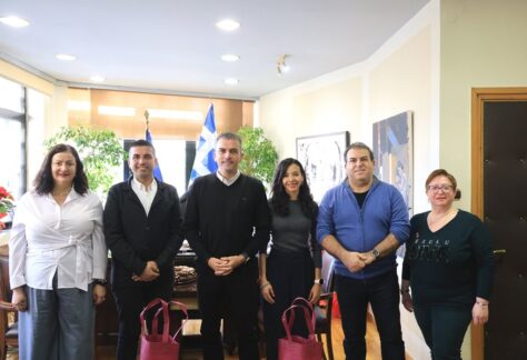 Στιγμιότυπο από την συνάντηση εκπροσώπων του Δήμου Σμύρνης με τον Δήμαρχο Λαρισαίων