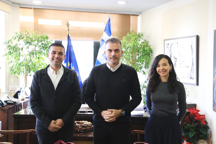 Στιγμιότυπο από την συνάντηση εκπροσώπων του Δήμου Σμύρνης με τον Δήμαρχο Λαρισαίων