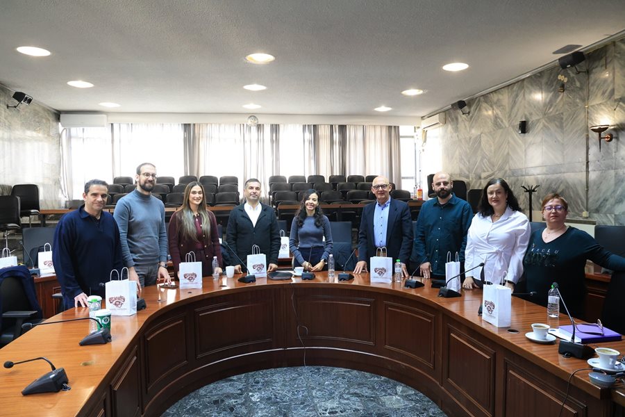 Στιγμιότυπο από την συνάντηση εκπροσώπων του Δήμου Σμύρνης με τον Δήμαρχο Λαρισαίων