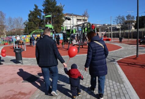 Η ανακαινισμένη παιδική χαρά στην οδό Αιόλου