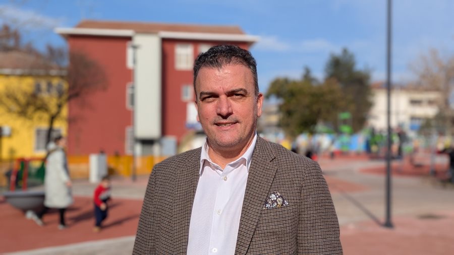 Ο Δήμαρχος Θ.Μαμάκος στην ανακαινισμένη παιδική χαρά στην οδό Αιόλου