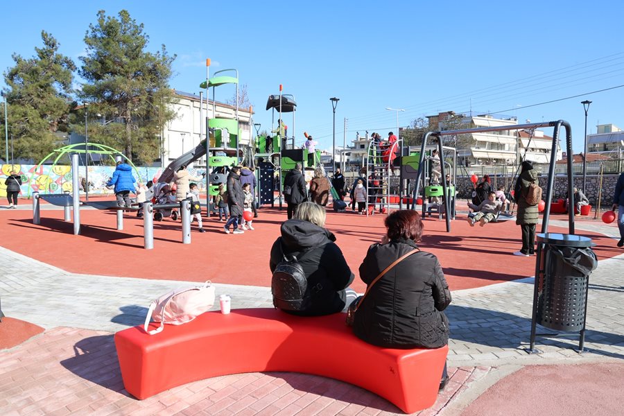 Η ανακαινισμένη παιδική χαρά στην οδό Αιόλου