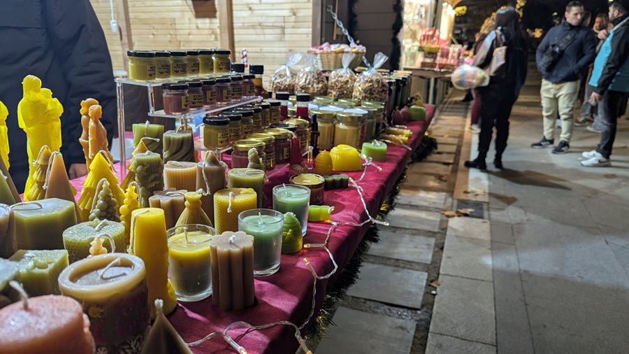 Στιγμιότυπο από τον Χριστουγεννιάτικο διάκοσμο στο κέντρο της πόλης