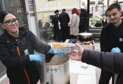 Στιγμιότυπο από τον διαμοιρασμό των γευμάτων αγάπης στο Κοινωνικό Παντοπωλείο