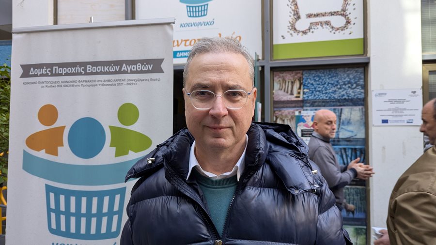 Στιγμιότυπο από τον διαμοιρασμό των γευμάτων αγάπης στο Κοινωνικό Παντοπωλείο