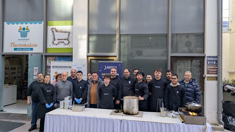 Στιγμιότυπο από τον διαμοιρασμό των γευμάτων αγάπης στο Κοινωνικό Παντοπωλείο