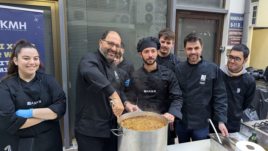 Στιγμιότυπο από τον διαμοιρασμό των γευμάτων αγάπης στο Κοινωνικό Παντοπωλείο