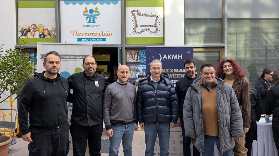 Στιγμιότυπο από τον διαμοιρασμό των γευμάτων αγάπης στο Κοινωνικό Παντοπωλείο