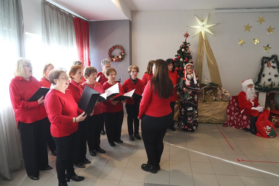 Στιγμιότυπο από την χριστουγεννιάτικη γιορτή των ΚΑΠΗ