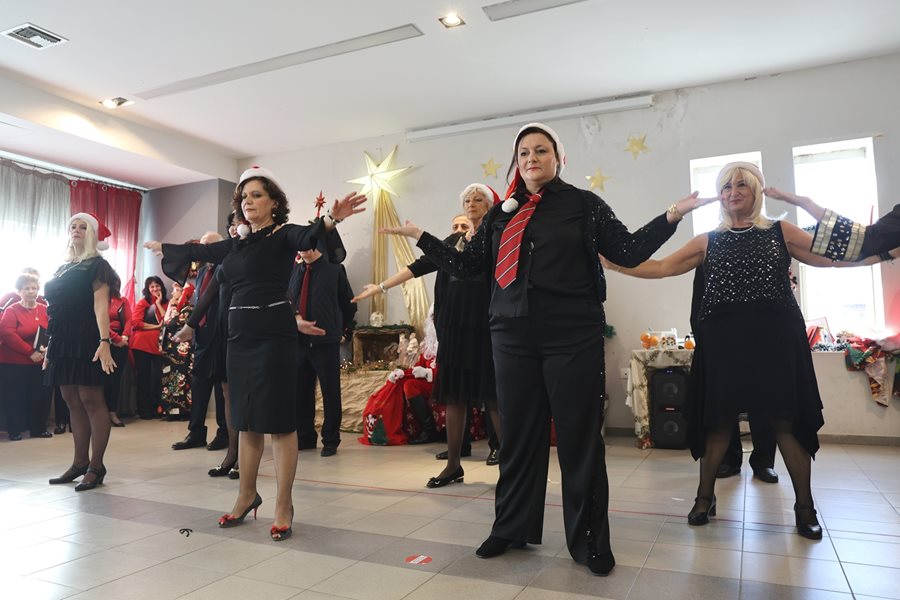 Στιγμιότυπο από την χριστουγεννιάτικη γιορτή των ΚΑΠΗ