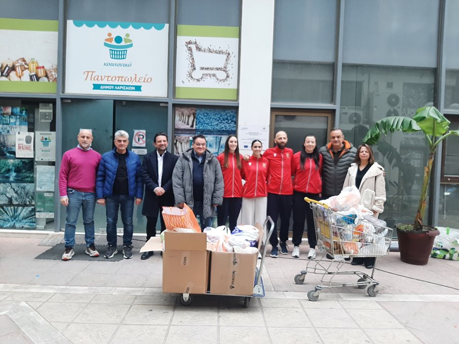 Εκπρόσωποι της ΕΑΛ και του Κοινωνικού Παντοπωλείου μπροστά από τις κούτες της προσφοράς τροφίμων