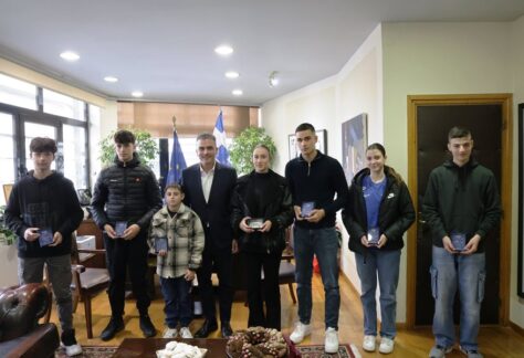 Στιγμιότυπο από την συνάντηση του Δημάρχου με τους βραβευθέντες νέους