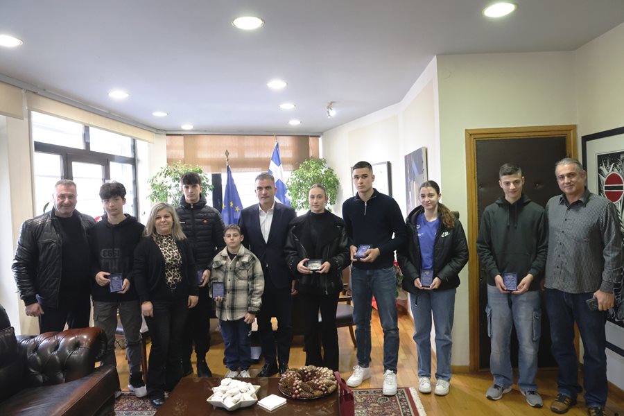 Στιγμιότυπο από την συνάντηση του Δημάρχου με τους βραβευθέντες νέους