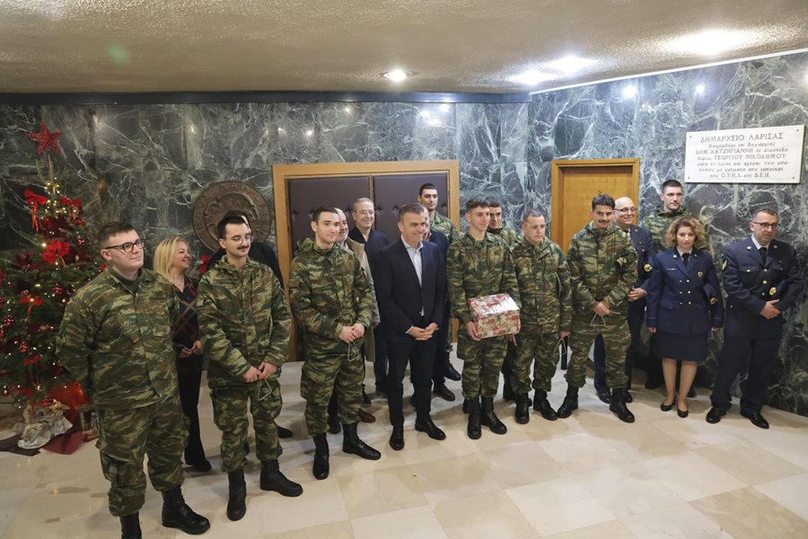 Στιγμιότυπο από τις επισκέψεις που πραγματοποιήθηκαν στο Δημαρχείο για τα κάλαντα