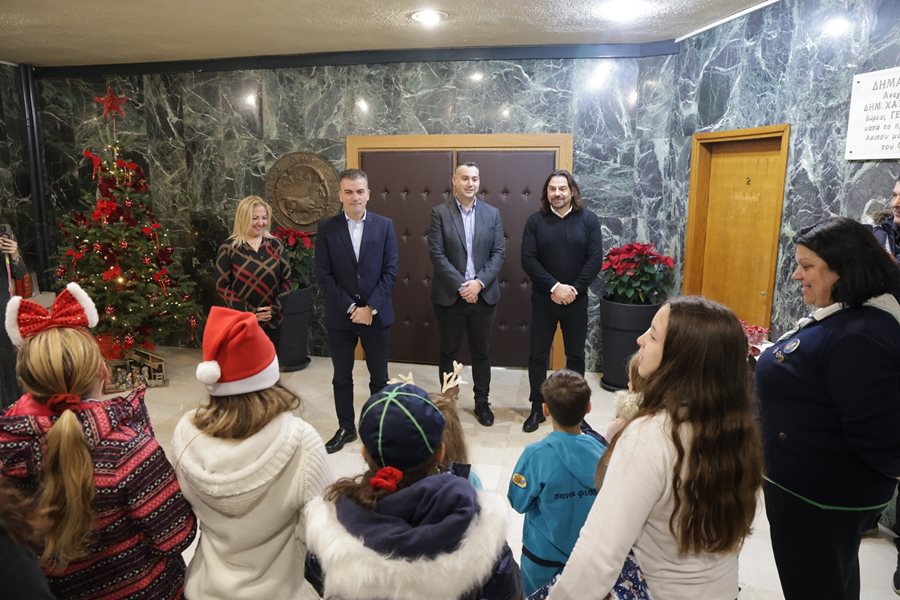 Στιγμιότυπο από τις επισκέψεις που πραγματοποιήθηκαν στο Δημαρχείο για τα κάλαντα