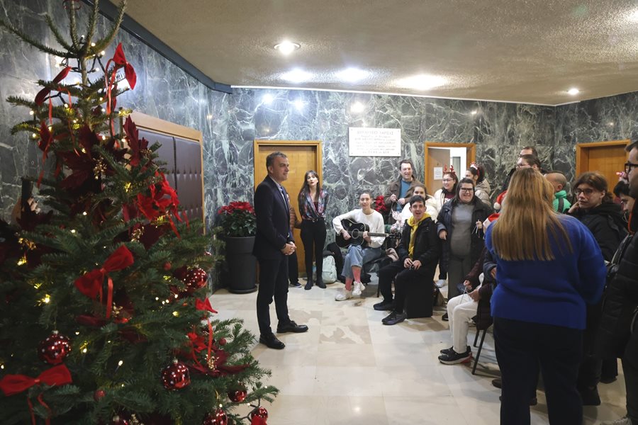 Στιγμιότυπο από τις επισκέψεις που πραγματοποιήθηκαν στο Δημαρχείο για τα κάλαντα