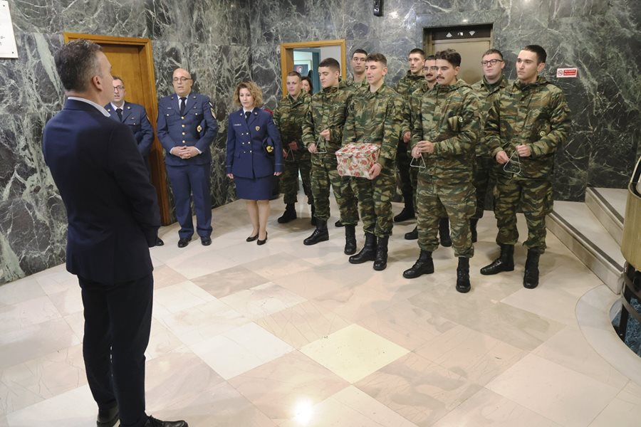 Στιγμιότυπο από τις επισκέψεις που πραγματοποιήθηκαν στο Δημαρχείο για τα κάλαντα