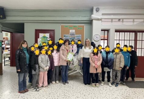 Μαθητές και εκπαιδευτικοί του 22ου Δημοτικού Σχολείου Λάρισας με την εκπρόσωπο του Κοινωνικού Παντοπωλείου