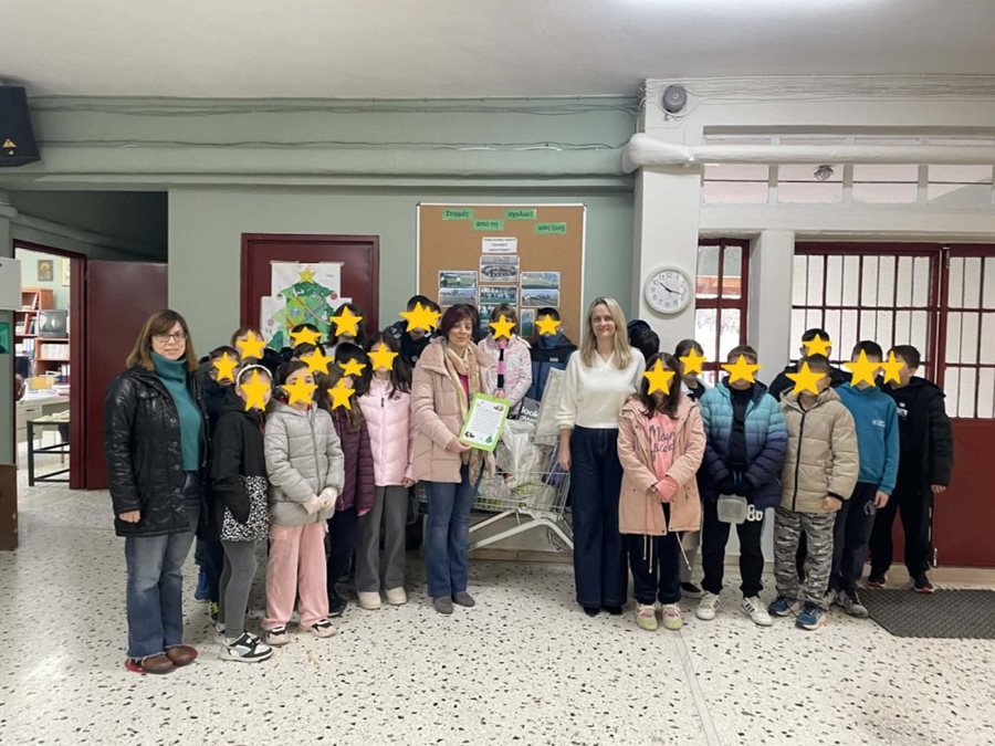 Μαθητές και εκπαιδευτικοί του 22ου Δημοτικού Σχολείου Λάρισας με την εκπρόσωπο του Κοινωνικού Παντοπωλείου