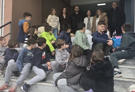 Μαθητές και εκπαιδευτικοί του 44ου Δημοτικού Σχολείου Λάρισας με τον εκπρόσωπο του Κοινωνικού Παντοπωλείου