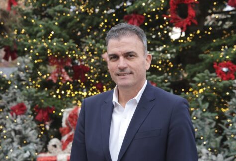 ο Δήμαρχος Λαρισαίων, κ.Θανάσης Μαμάκος μπροστά από το Χριστουγεννιάτικο δέντρο