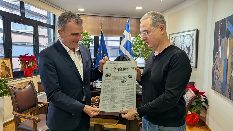 Ο Δήμαρχος κ.Θανάσης Μαμάκος, και ο Αντιδήμαρχος κ.Παναγιώτης Δαλαμπύρας κρατάνε το 1ο τεύχος της