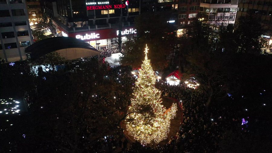 Η κεντρική πλατεία με το Χριστουγεννιάτικο δέντρο από ψηλά