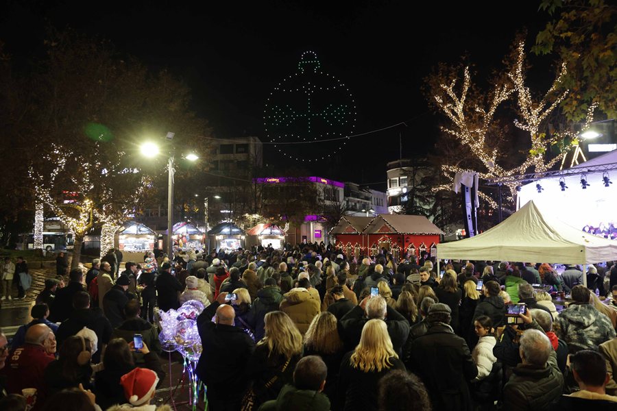 Φωτογραφίες από το drone show στην κεντρική πλατεία της Λάρισας