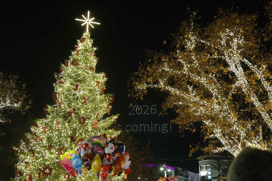 Φωτογραφίες από το drone show στην κεντρική πλατεία της Λάρισας