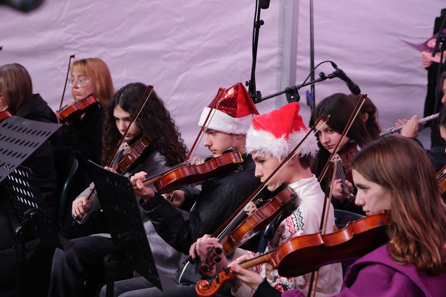 Φωτογραφίες από το drone show στην κεντρική πλατεία της Λάρισας