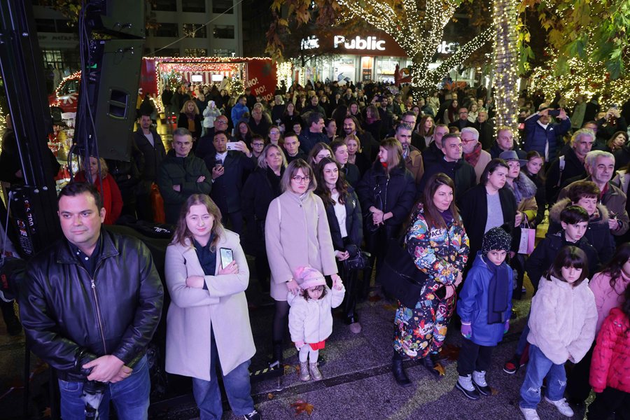 Φωτογραφίες από το drone show στην κεντρική πλατεία της Λάρισας