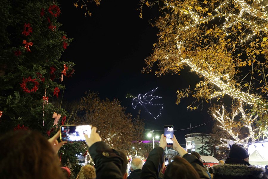 Φωτογραφίες από το drone show στην κεντρική πλατεία της Λάρισας
