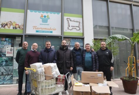 Ο Δήμαρχος, στελέχη του Κοινωνικού Παντοπωλείου και μέλη της διοίκησης του ΕΑΚ Λάρισας μπροστά από τα κιβώτια της προσφοράς