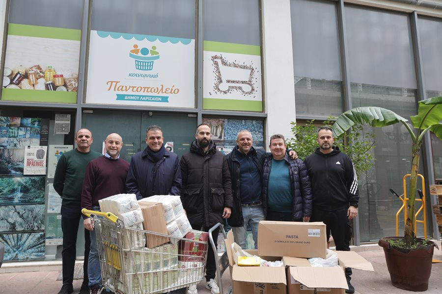 Ο Δήμαρχος, στελέχη του Κοινωνικού Παντοπωλείου και μέλη της διοίκησης του ΕΑΚ Λάρισας μπροστά από τα κιβώτια της προσφοράς