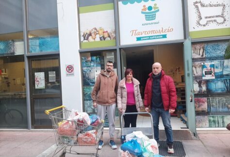 O προπονητής της ομάδας κος Παπαθανασίου Ανδρέας με εκπρoσώπους του Κοινωνικού Παντοπωλείου