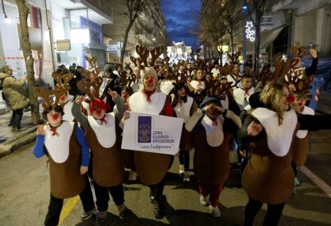 Όλα έτοιμα για τη μεγάλη Χριστουγεννιάτικη Παρέλαση, αύριο το απόγευμα – Με παρουσιαστή τον Γρηγόρη Αρναούτογλου και πάρτι στην Κεντρική πλατεία