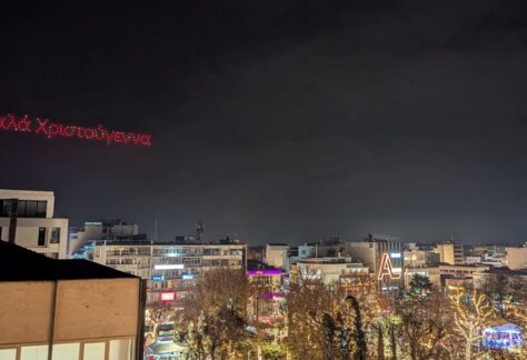 Λάμψη, φως και χριστουγεννιάτικες μελωδίες στην καρδιά της Λάρισας – Μαγευτικό drone show στον νυχτερινό ουρανό της πόλης